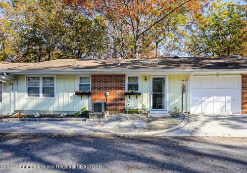 129 Farrington Ct, Lakewood, NJ 08701-7822