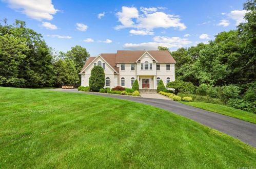 34 James Ct, Mahopac, NY 10541-3092