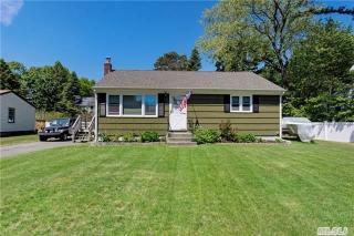 8 Laurel St, Holbrook, NY 11741-1715