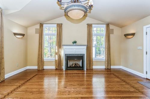 215 Locust Rd, Pleasantville NY  10570-3723 exterior