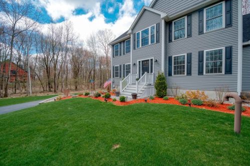 47 Floyd Rd, Derry NH  03038-4712 exterior