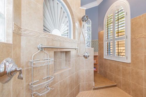 1827 Crooked Oak Ln, Lutz FL  33559-7407 exterior