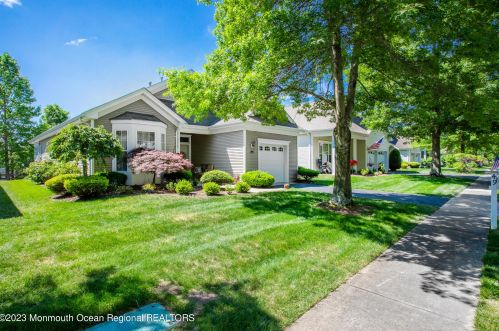 49 Silverside Rd, Lakewood, NJ 08701-7546