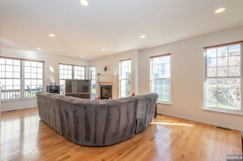 11 Rolling Vw Dr, West Paterson NJ  07424-2639 exterior