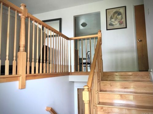 318 Aristotle Dr, Maybrook, NY 12543-1143