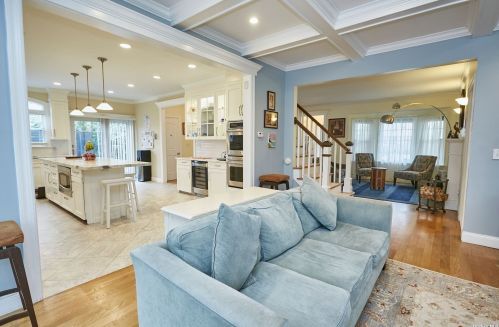 18 Pinewood Ln, New Hyde Park NY  11040-3321 exterior