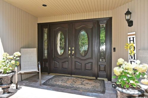 19 Brothers Ct, Huntington Station, NY 11746-4932