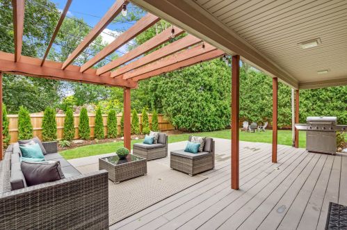 7607 Lake Dr, Milwaukee WI  53217-2909 exterior