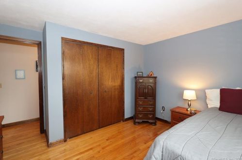 15 Benneville Rd, Milford CT  06461-2432 exterior