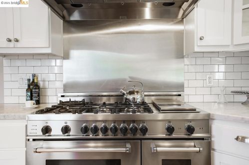 5647 Cabot Dr, Oakland CA  94611-2247 exterior