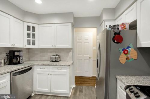 5666 Sutherland Ct, Springfield VA  22015-1850 exterior