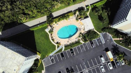 3 Bluebill Ave, Naples FL  34108-1788 exterior