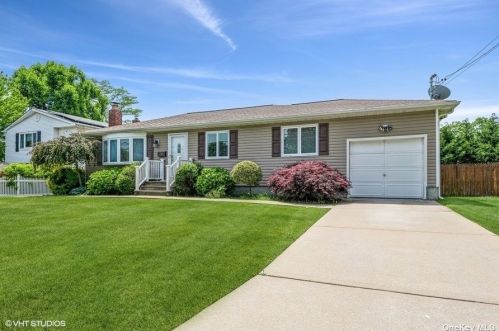 250 Neptune Ave, Babylon, NY 11704-5707