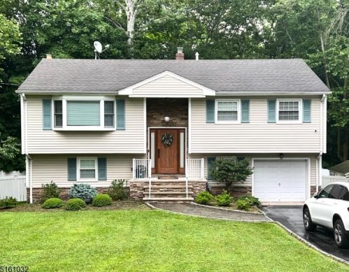 2 Thornton Dr, Paterson, NJ 07508-2830
