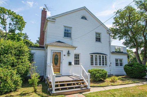 19 Clinton Ave, Bayshore, NY 11706-7829