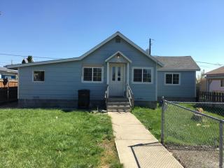 26 K St, Toppenish, WA 98948-1439