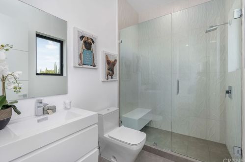 18067 Calvert St, Van Nuys CA 91316-1216 exterior