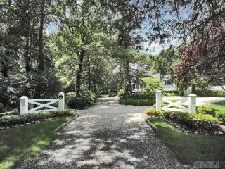 475 Berry Hill Rd, Syosset, NY 11791-1117