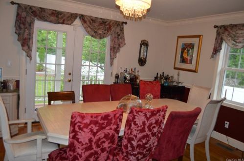 2 Drake Ln, White Plains NY  10607-2215 exterior