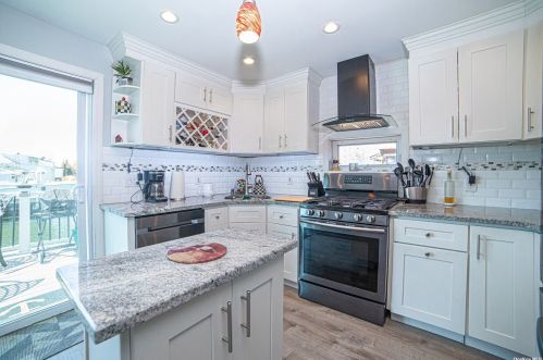695 9th St, North Lindenhurst NY  11757-5543 exterior