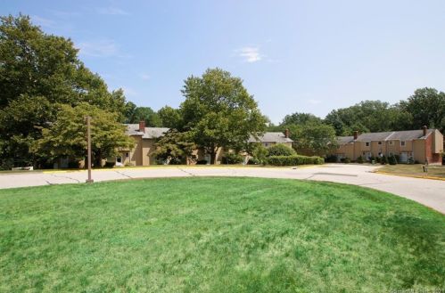 8 Monika Ln, Brookfield Center CT  06804-3927 exterior