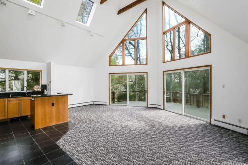 51 Sycamore Rd, San Remo NY  11754-2341 exterior