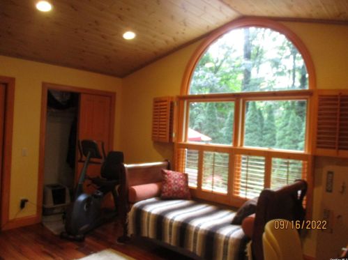 568 Bread And Cheese Hollow Rd, Northport NY  11768-2326 exterior