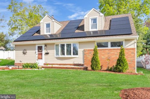32 Holly Dr, West Deptford, NJ 08096-3316