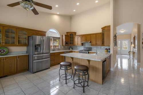 860 Valley Oak Dr, Hollister CA  95023-9155 exterior