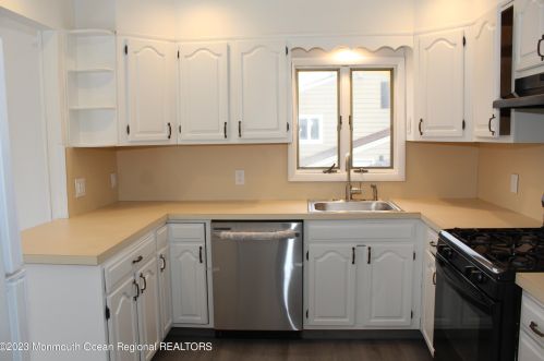 6 Hialeah Ave, Middletown NJ  07748-1049 exterior