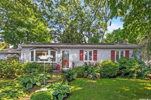 14 Corral Ln, Elwood NY  11731-3412 exterior