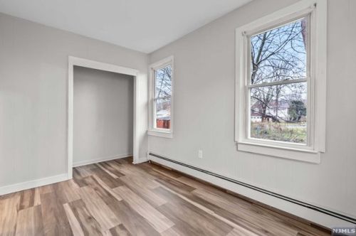 33 Riverside Dr, Oakland NJ  07436-1405 exterior