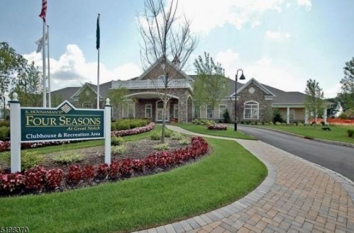 24 Silicon Dr, West Paterson NJ  07424-4225 exterior