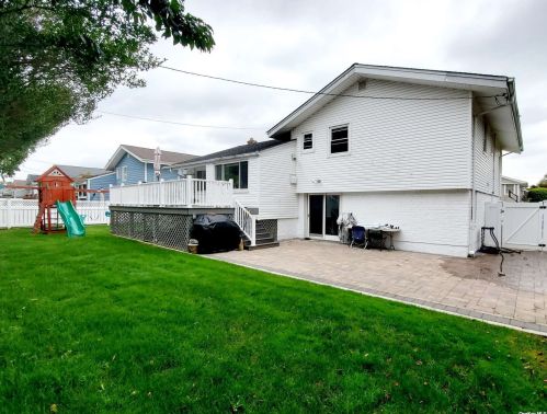 11 Favorite Ln, Muttontown NY  11753-2348 exterior