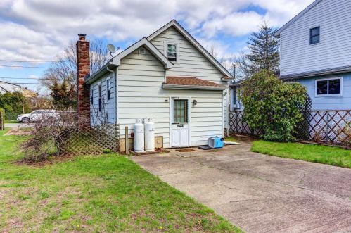 307 7th St, North Lindenhurst, NY 11757-3339