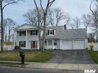 355 Astor Dr, Sayville, NY 11782-2031