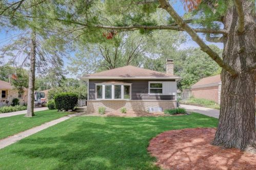 180 Park Ave, Chenequa, WI 53029-2132