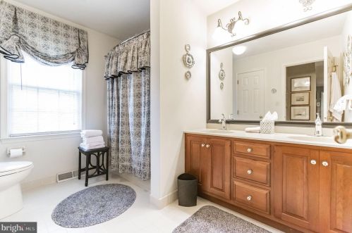 131 Knoxlyn Farm Dr, Kennett Sq PA  19348-2700 exterior