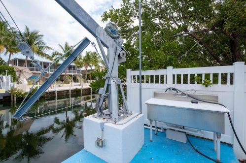 16 Corrine Pl, Key Largo FL 33037-4203 exterior