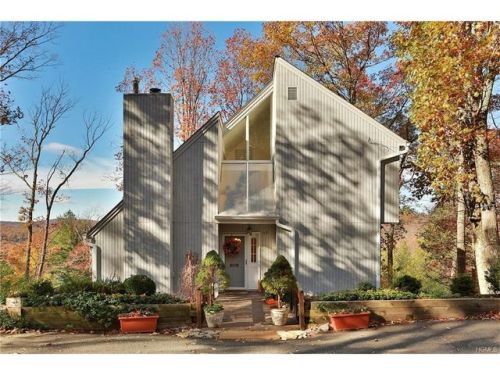 17 Cedar Ter, Sloatsburg, NY 10974-1306