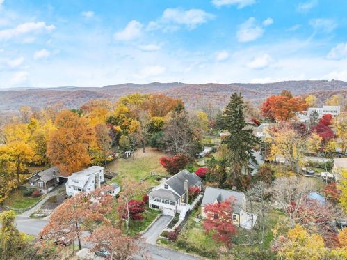 47 Lakeview Dr, Tompkins Corners, NY 10579-1928