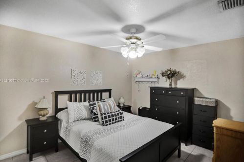 7215 15th Ave, Hialeah FL  33014-3805 exterior