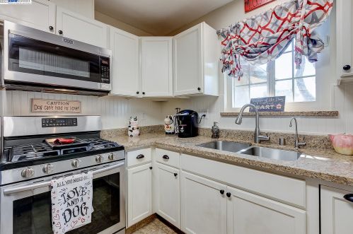 445 Parkwood Dr, Manteca CA  95336-2848 exterior