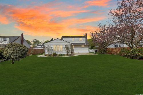 6 Toppy Ln, Bayshore, NY 11706-1802