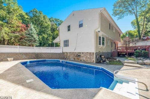 12 Borrego Dr, West Paterson, NJ 07424-2730