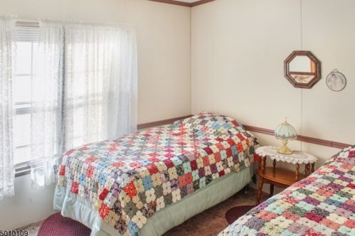 7 Dawn Dr, Belvidere NJ  07823-2844 exterior