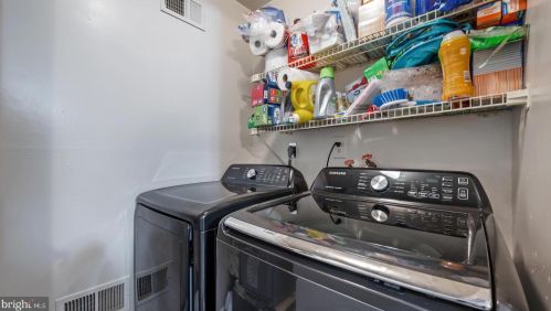 524 Woodmill Dr, East Windsor NJ  08512-2511 exterior