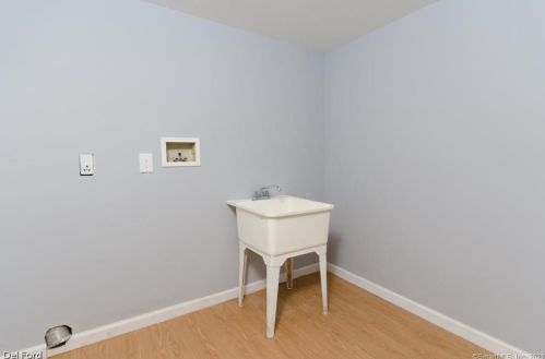 16 Crestview Dr, Uncasville CT  06382-1206 exterior