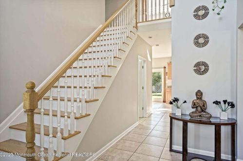 4 Alexandria Ct, Tinton Falls, NJ 07724-1369