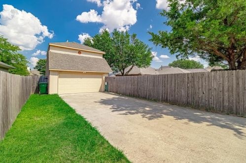 2213 Silverthorn Ln, Lewisville TX  75028-7246 exterior